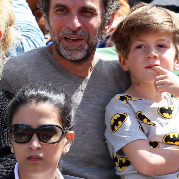 Marina Foïs avec son compagnon Eric Lartigau et son fils George - People dans les tribunes lors du tournoi de tennis de Roland Garros à Paris le 30 mai 2015. 