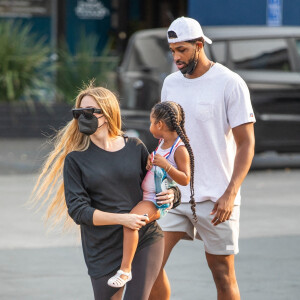 Exclusif - Khloé Kardashian et Tristan Thompson se retrouvent pour accompagner leur fille True à un cours de danse dans le quartier de Calabasas à Los Angeles. Le 17 août 2021