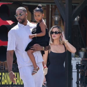 Khloe Kardashian, son ex Tristan Thompson, leur fille True et Kris Jenner à la sortie du déjeuner familial de pré-fête des pères au Sagebrush Cantina à Calabasas, Los Angeles, Californie, Etats-Unis.