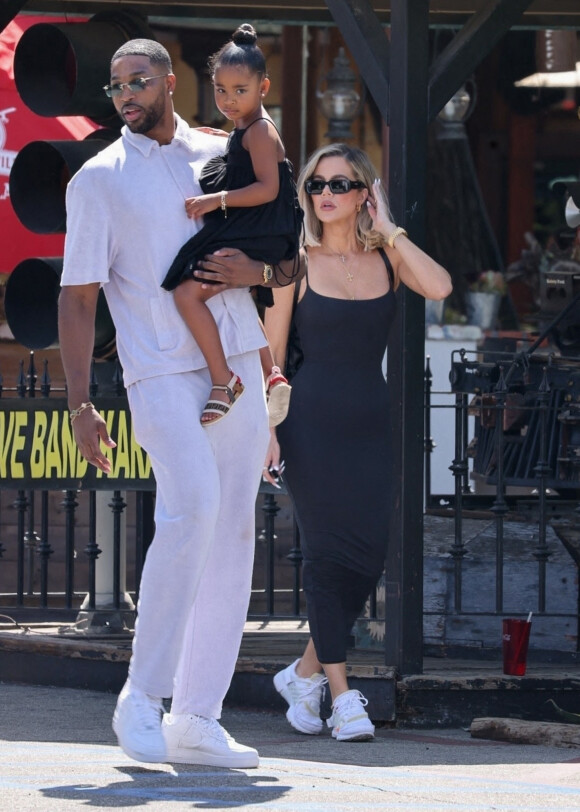 Khloe Kardashian, son ex Tristan Thompson, leur fille True et Kris Jenner à la sortie du déjeuner familial de pré-fête des pères au Sagebrush Cantina à Calabasas, Los Angeles, Californie, Etats-Unis.