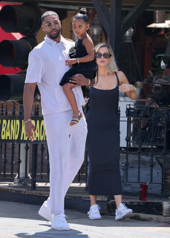 Khloe Kardashian, son ex Tristan Thompson, leur fille True et Kris Jenner à la sortie du déjeuner familial de pré-fête des pères au Sagebrush Cantina à Calabasas, Los Angeles, Californie, Etats-Unis, le 18 juin 2022.