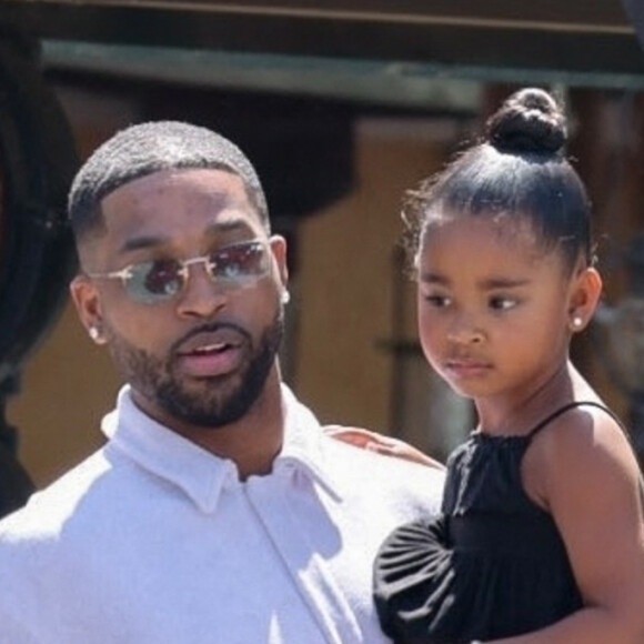 Khloe Kardashian, son ex Tristan Thompson, leur fille True et Kris Jenner à la sortie du déjeuner familial de pré-fête des pères au Sagebrush Cantina à Calabasas, Los Angeles, Californie, Etats-Unis, le 18 juin 2022.