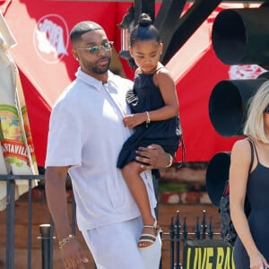 Khloe Kardashian, son ex Tristan Thompson, leur fille True et Kris Jenner à la sortie du déjeuner familial de pré-fête des pères au Sagebrush Cantina à Calabasas, Los Angeles, Californie, Etats-Unis, le 18 juin 2022.