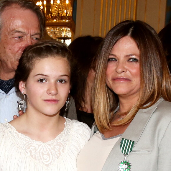 Charlotte Valandrey et sa fille Tara Paris le 10 avril 2013 Remise de la medaille de Chevalier de l'Ordre des Arts et des Lettres par la Ministre de la Culture et de la Communication, au Ministere de la Culture. 