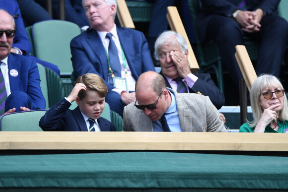 Le prince William, duc de Cambridge, avec le prince George de Cambridge dans les tribunes de la finale du tournoi de Wimbledon, le 10 juillet 2022. 