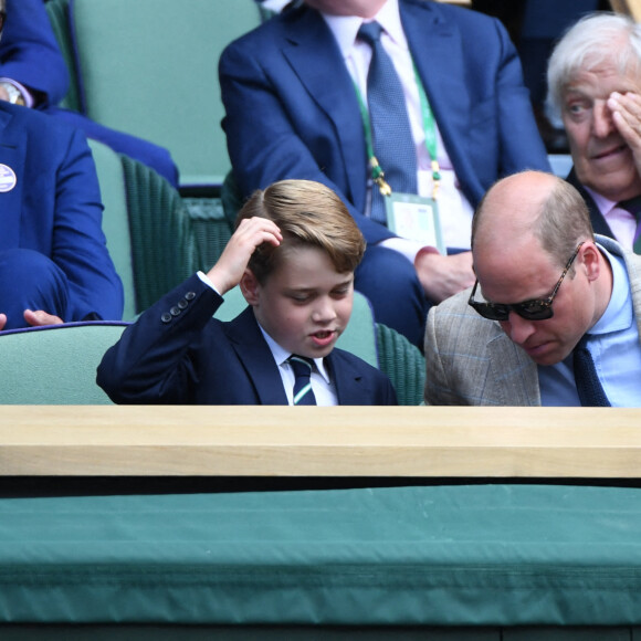 Le prince William, duc de Cambridge, avec le prince George de Cambridge dans les tribunes de la finale du tournoi de Wimbledon, le 10 juillet 2022. 