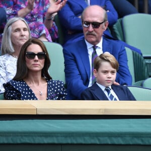 Le prince William, duc de Cambridge, et Catherine (Kate) Middleton, duchesse de Cambridge, avec le prince George de Cambridge dans les tribunes de la finale du tournoi de Wimbledon, le 10 juillet 2022. 