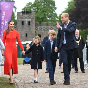 Le prince William, duc de Cambridge, et Catherine (Kate) Middleton, duchesse de Cambridge, accompagnés de leurs enfants, le prince George de Cambridge et la princesse Charlotte de Cambridge en visite au château de Cardiff, Royaume Uni, le 4 juin 2022, à l'occasion du jubilé de platine de la reine d'Angleterre. 