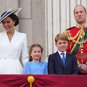 Catherine Kate Middleton, duchesse de Cambridge, le prince William, duc de Cambridge et leurs enfants, le prince Louis, le prince George et la princesse Charlotte depuis un balcon du palais de Buckingham à Londres lors des célébrations du jubilé de platine de la reine le 2 juin 2022. 