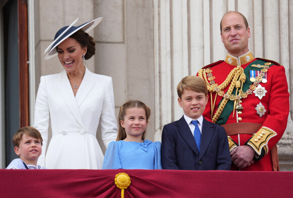 Catherine Kate Middleton, duchesse de Cambridge, le prince William, duc de Cambridge et leurs enfants, le prince Louis, le prince George et la princesse Charlotte depuis un balcon du palais de Buckingham à Londres lors des célébrations du jubilé de platine de la reine le 2 juin 2022. 