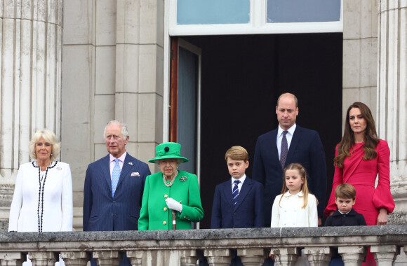 Camilla Parker Bowles, duchesse de Cornouailles, le prince Charles, la reine Elisabeth II, le prince William, duc de Cambridge, Kate Catherine Middleton, duchesse de Cambridge, et leurs enfants le prince George, la princesse Charlotte et le prince Louis au balcon du palais de Buckingham, à l'occasion du jubilé de la reine d'Angleterre.