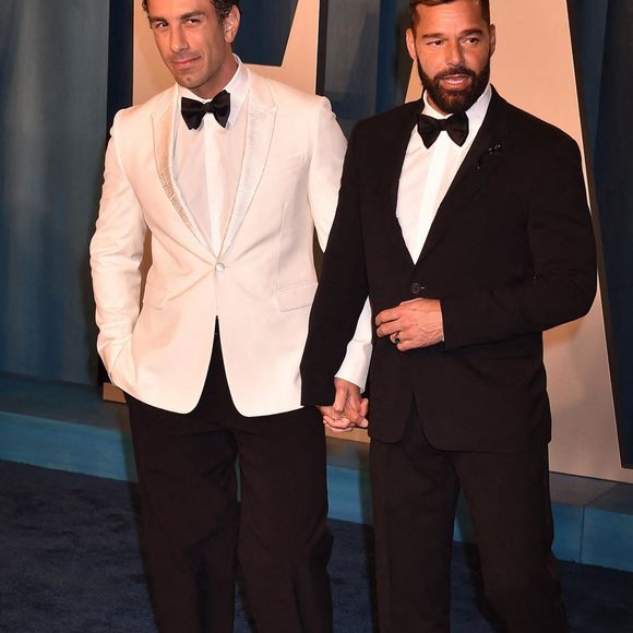Jwan Yosef and Ricky Martin au photocall de la soirée "Vanity Fair" lors de la 94ème édition de la cérémonie des Oscars à Los Angeles, le 27 mars 2022. 