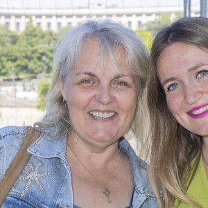 Valérie Damidot et sa fille Roxanne - Festival des Livres et des Artistes organisé par l'association "Lecture pour Tous" engagée dans la lutte contre l'illettrisme au Mail Branly à Paris le2 juillet 2022. © Pierre Perusseau/ Jack Tribeca / Bestimage 