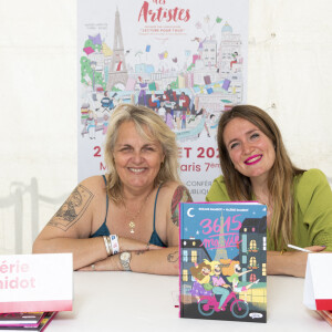 Valerie Damidot et sa fille Roxanne Damidot - Festival des Livres et des Artistes organisé par l'association "Lecture pour Tous" engagée dans la lutte contre l'illettrisme au Mail Branly à Paris le 2 juillet 2022. © Pierre Perusseau / Jack Tribeca / Bestimage 