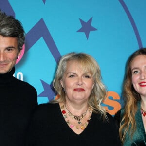 Valérie Damidot entourée de ses enfants Norman et Roxanne au photocall de la clôture de la 25ème édition du Festival international du film de comédie de l'Alpe d'Huez, France, le 22 janvier 2022. © Dominique Jacovides/Bestimage 