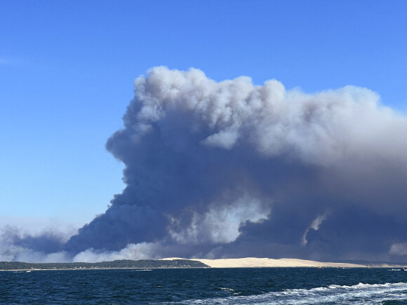 Incendie au Cap-Ferret, France, le 14 juillet 2022, l'accès à la dune du Pilat est fermé. depuis mercredi 13 avril, ainsi que son parking au pied de la dune. Il est interdit au public de monter sur la dune proche du grand incendie qui ravage la forêt usagère de La Teste. © Eric Vargiolu/DPPI/Panoramic/Bestimage 