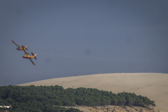 Incendie au Cap-Ferret, France, le 14 juillet 2022, l'accès à la dune du Pilat est fermé. depuis mercredi 13 avril, ainsi que son parking au pied de la dune. Il est interdit au public de monter sur la dune proche du grand incendie qui ravage la forêt usagère de La Teste. © Eric Vargiolu/DPPI/Panoramic/Bestimage 