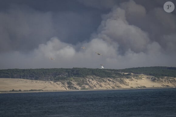 Incendie au Cap-Ferret, France, le 14 juillet 2022, l'accès à la dune du Pilat est fermé. depuis mercredi 13 avril, ainsi que son parking au pied de la dune. Il est interdit au public de monter sur la dune proche du grand incendie qui ravage la forêt usagère de La Teste. © Eric Vargiolu/DPPI/Panoramic/Bestimage 