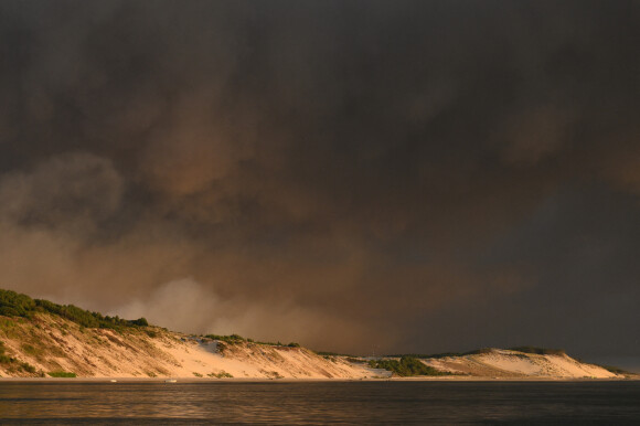 Incendie au Cap-Ferret, France, le 14 juillet 2022, l'accès à la dune du Pilat est fermé. depuis mercredi 13 avril, ainsi que son parking au pied de la dune. Il est interdit au public de monter sur la dune proche du grand incendie qui ravage la forêt usagère de La Teste. © Eric Vargiolu/DPPI/Panoramic/Bestimage 