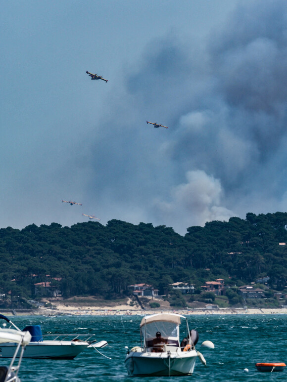 Incendie sur le bassin d'Arcachon : l'accès à la dune du Pilat fermé le 15 juillet 2022. Le site de la grande dune du Pilat et la RD218 vers les plages océanes et Biscarrosse sont fermés en raison de l'immense incendie en forêt usagère Habituellement bondé en cette période de l'année, le grand site de la dune du Pilat est fermé depuis ce matin mercredi 13 avril, ainsi que son parking au pied de la dune. Il est interdit au public de monter sur la dune proche du grand incendie qui ravage la forêt usagère de La Teste. © Guillaume Collet/Bestimage 