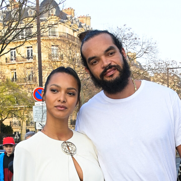 Joakim Noah et sa compagne Lais Ribeiro - Arrivées au défilé Elie Saab Automne/Hiver  lors de la Fashion Week de Paris au Plais de Tokyo à Paris, France. © Federico Pestellini/Panoramic/Bestimage 