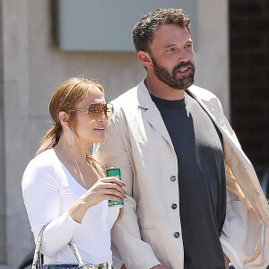 Jennifer Lopez et sa fille Emme avec son fiancé Ben affleck et son fils Samuel, vont faire un tour en famille chez Rolls Royce à Los Angeles, le 3 juillet 2022