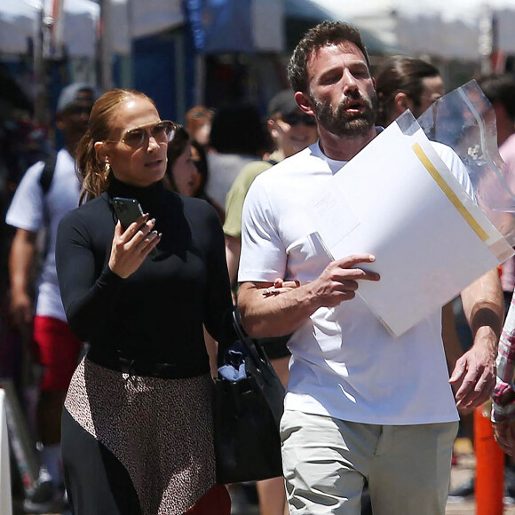 Jennifer Lopez et sa fille Emme avec son fiancé Ben affleck et son fils Samuel, font des courses chez "Vintage Farmers Market" à Los Angeles, le 3 juillet 2022