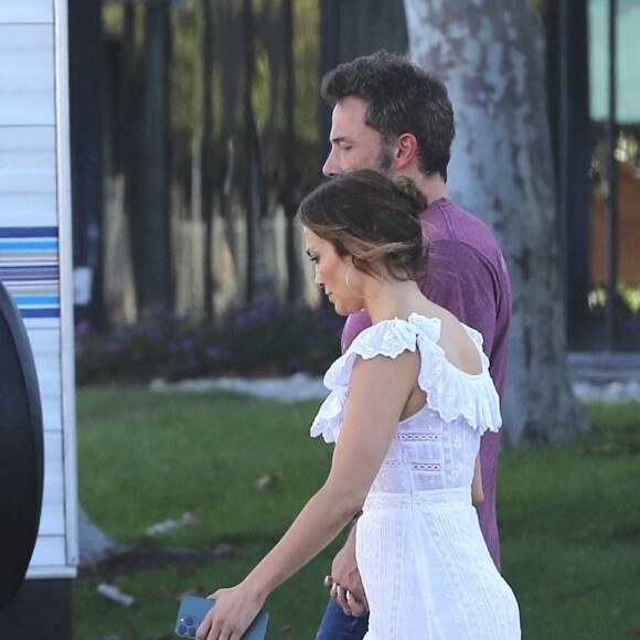 Jennifer Lopez et Ben Affleck se promènent main dans la main sur le tournage du film de Ben, intitulé projet "Nike" à Los Angeles le 17 juin 2022