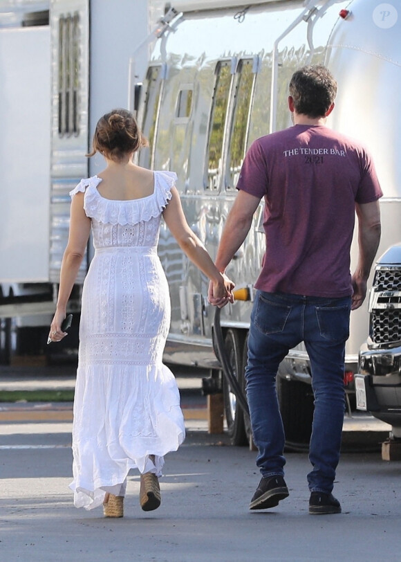 Jennifer Lopez et Ben Affleck se promènent main dans la main sur le tournage du film de Ben, intitulé projet "Nike" à Los Angeles le 17 juin 2022