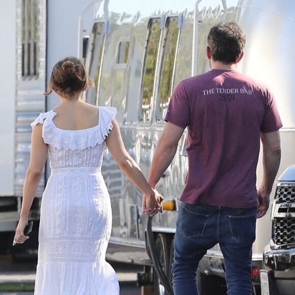 Jennifer Lopez et Ben Affleck se promènent main dans la main sur le tournage du film de Ben, intitulé projet "Nike" à Los Angeles le 17 juin 2022