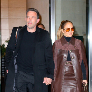 Jennifer Lopez et son compagnon Ben Affleck sortent de l'hôtel Mandarin à New York, le 10 octobre 2021