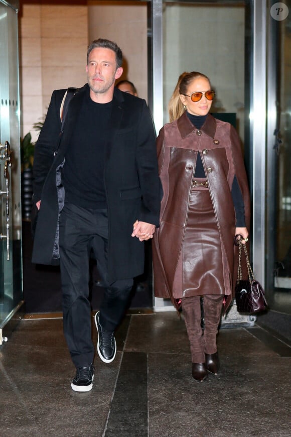 Jennifer Lopez et son compagnon Ben Affleck sortent de l'hôtel Mandarin à New York, le 10 octobre 2021