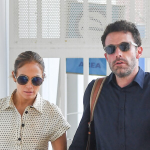 Jennifer Lopez et Ben Affleck quittent Venise après la première du film The Last Duel pendant le 78ème festival international du film de Venise, la Mostra le 11 septembre 2021.