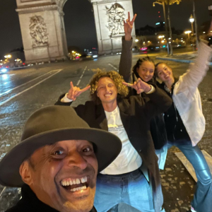 Yannick Noah et ses enfants Joalukas, Eleejah et Jenaye immortalisent une soirée en famille sur l'Avenue des Champs-Élysées, à Paris. Le 27 novembre 2021.