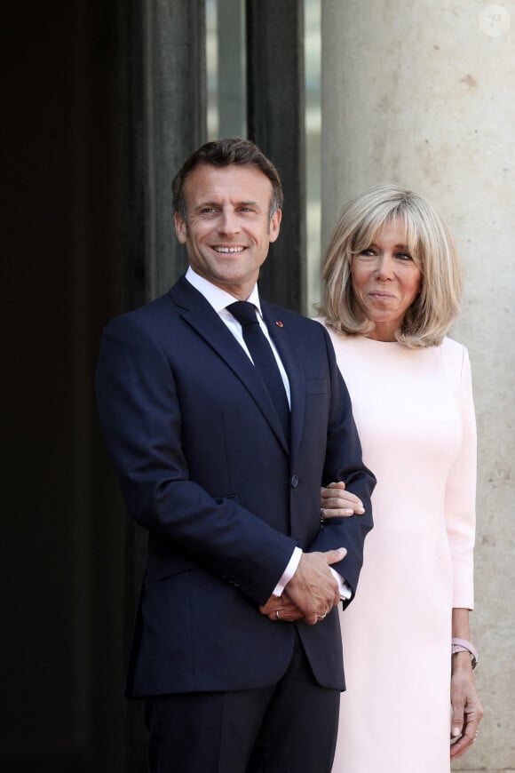 Le président de la République française, Emmanuel Macron et sa femme la Première Dame, Brigitte Macron reçoivent le président des Emirats arabes unis pour un entretien au palais de l'Elysée à Paris, France, dans le cadre de la visite d'Etat en France du Président émirien avec des accords sur l'énergie et les transports à l'ordre du jour. © Stéphane Lemouton/Bestimage