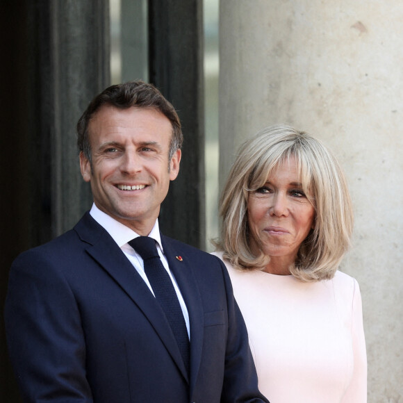 Le président de la République française, Emmanuel Macron et sa femme la Première Dame, Brigitte Macron reçoivent le président des Emirats arabes unis pour un entretien au palais de l'Elysée à Paris, France, dans le cadre de la visite d'Etat en France du Président émirien avec des accords sur l'énergie et les transports à l'ordre du jour. © Stéphane Lemouton/Bestimage