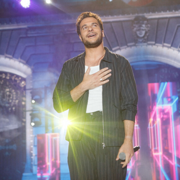 Le chanteur Amir - Concert RFM Music Show sur le parvis de l'Hôtel de Ville de Levallois Perret. Le 18 juin 2022. Le show sera diffusé le 23 juin, à 21h15 sur C8 et en simultané sur RFM ! © Christophe Clovis / Bestimage 