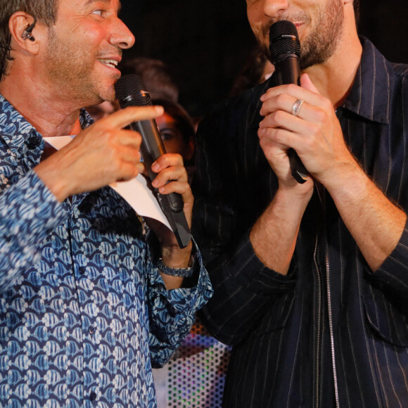 Bernard Montiel et le chanteur Amir - Concert RFM Music Show sur le parvis de l'Hôtel de Ville de Levallois Perret. Le 18 juin 2022. Le show sera diffusé le 23 juin, à 21h15 sur C8 et en simultané sur RFM ! © Christophe Clovis / Bestimage 