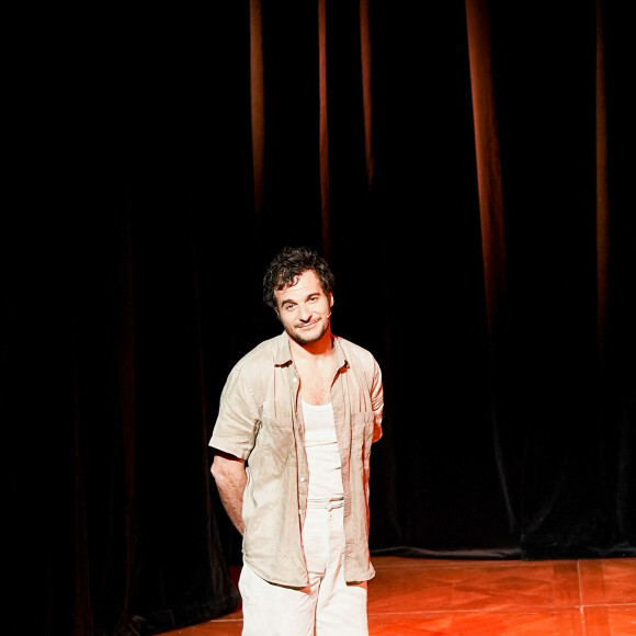 Amir Haddad - Générale du chanteur Amir Haddad, seul-en-scène dans la pièce "Sélectionné" mise en scène par S. Suissa au théâtre Edouard VII à Paris le 28 mars 2022. © Rubens Hazon/Bestimage