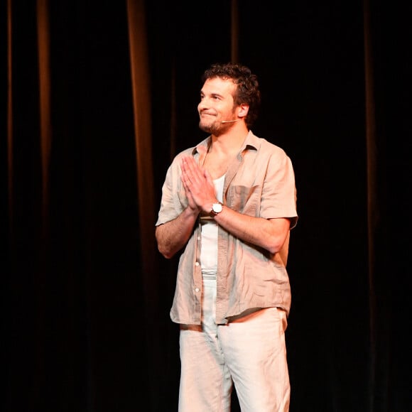 Amir Haddad - Générale du chanteur Amir Haddad, seul-en-scène dans la pièce "Sélectionné" mise en scène par S. Suissa au théâtre Edouard VII à Paris le 28 mars 2022. © Veeren/Bestimage