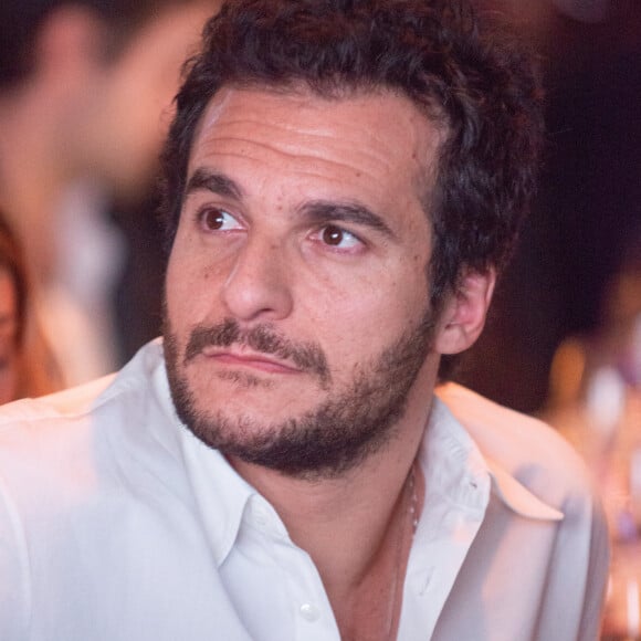 Le chanteur Amir lors de la soirée de gala de l'Institut Rafaël, maison de l'après Cancer, au Pavillon Gabriel à Paris le 13 décembre 2021. © Erez Lichtfeld / Bestimage 