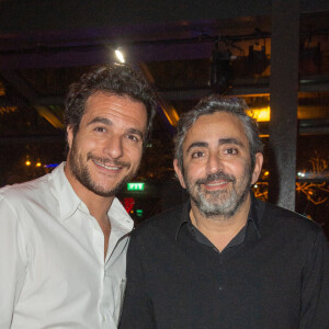 Le chanteur Amir et Eric Toledano lors de la soirée de gala de l'Institut Rafaël, maison de l'après Cancer, au Pavillon Gabriel à Paris le 13 décembre 2021. © Erez Lichtfeld / Bestimage 