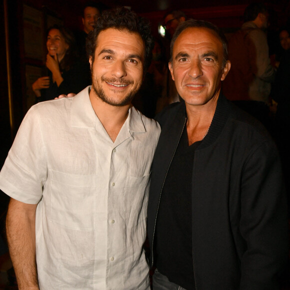 Amir Haddad et Nikos Aliagas - Générale du chanteur Amir Haddad, seul-en-scène dans la pièce "Sélectionné" mise en scène par S. Suissa au théâtre Edouard VII à Paris le 28 mars 2022. © Veeren/Bestimage