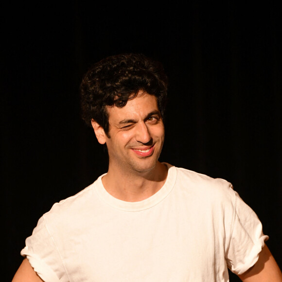 Exclusif - Max Boublil est sur scène en rodage au théâtre de la Cité à Nice le 24 janvier 2020. Du 6 février au 28 mars, Max Boublil sera à Paris sur la scène de l'Européen dans son Nouveau Spectacle. Pendant 1h30, il vous emmène dans son univers où sa fille de cinq ans est fan de Booba, où l'Abbé Pierre s'emmerde au paradis, où Google est son meilleur ami, où les autres parents l'exaspèrent, et où la baby-sitter occupe une place importante dans sa vie. © Bruno Bebert / Bestimage