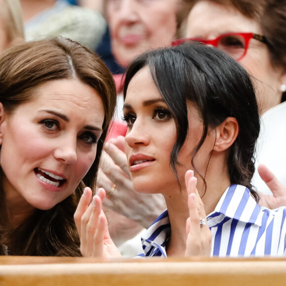 Catherine (Kate) Middleton, duchesse de Cambridge et Meghan Markle, duchesse de Sussex assistent au match de tennis Nadal contre Djokovic lors du tournoi de Wimbledon "The Championships" le 14 juillet 2018