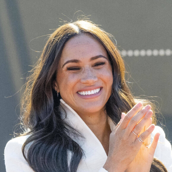 Le prince Harry et Meghan Markle assistent à la finale d'athlétisme, au deuxième jour des Invictus Games 2020 à La Haye, le 17 avril 2022. 