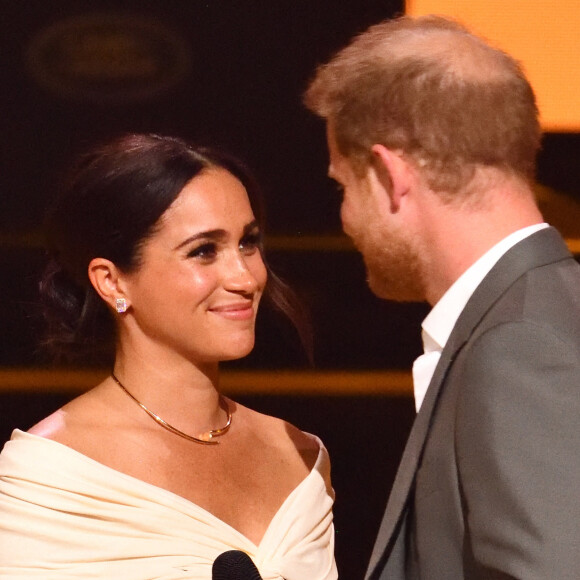 Le prince Harry et Meghan Markle lors de la cérémonie d'ouverture des Invictus Games 2020 à La Haye, le 16 avril 2022. 