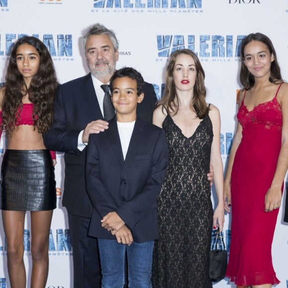 Luc Besson avec ses filles Juliette et Shanna, sa femme Virginie Besson-Silla et leurs enfants Thalia Besson, Sateen Besson et Mao Besson - Avant-première du film "Valérian et la Cité des mille planètes" à la Cité du Cinéma à Saint-Denis, le 25 juillet 2017. © Olivier Borde/Bestimage