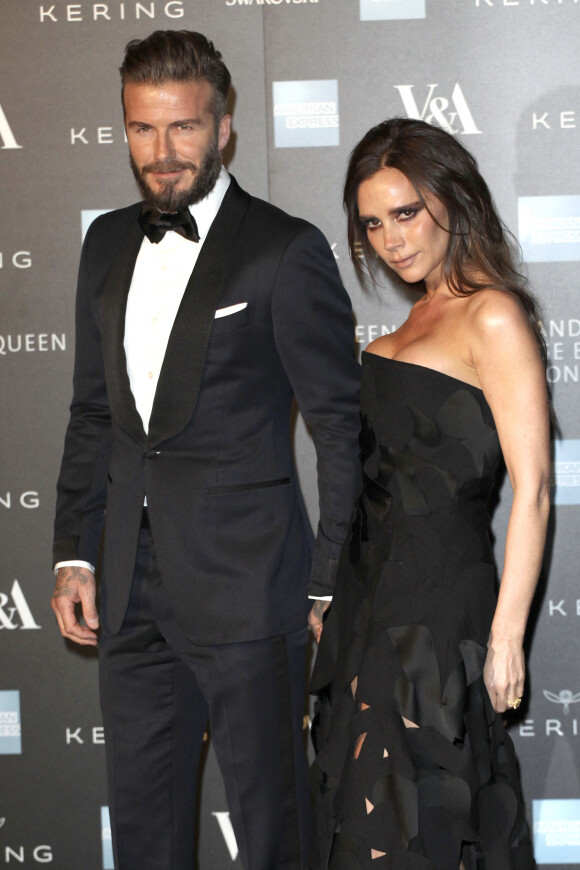 David Beckham et sa femme Victoria Beckham - Photocall du gala "Alexander McQueen : Savage Beauty" au Victoria and Albert Museum à Londres, le 12 mars 2015.
