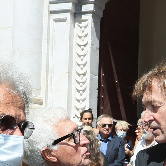 Guest, le chanteur Cali et sa fille Misha - Obsèques de Dani en la cathédrale Saint Jean-Baptiste de Perpignan, le 26 juillet 2022. Les proches et les personnalités sont venus rendre un dernier hommage à la chanteuse disparue le 18 juillet 2022 à l'âge de 77 ans. 